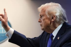 El presidente de Estados Unidos, Donald Trump, habla durante una rueda de prensa celebrada en la Casa Blanca el 20 de febrero de 2026 en Washington, D. C.