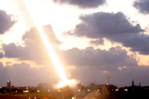 El sistema «Iron Dome», cerca de Ashdod, lanza un misil interceptor. 