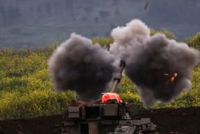 Una unidad de artillería israelí dispara, en medio de la escalada de tensión entre Hezbolá e Israel y del conflicto entre Estados Unidos e Israel con Irán, en el lado israelí de la frontera entre Israel y el Líbano, el 15 de marzo de 2026. 