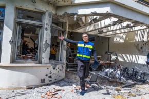  Israeli security and rescue forces at the scene where a missile fired from Iran caused damage in Shoham, March 16, 2026. 