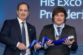 Stan Polovets, cofundador y presidente de la Fundación del Premio Génesis, entrega el Premio Génesis al galardonado de 2025, el presidente de Argentina, Javier Milei 