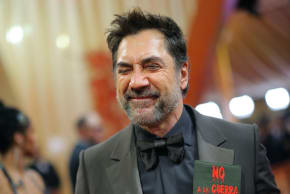 Javier Bardem luce un pin con la inscripción «Palestina» en la alfombra roja durante la llegada a la 98.ª edición de los Premios de la Academia en Hollywood, Los Ángeles, California (EE. UU.), el 15 de marzo de 2026. 