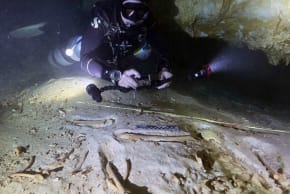 Esqueleto humano hallado en una cueva inundada de la costa caribeña de México.