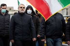El jefe de seguridad iraní, Ali Larijani, participa en una manifestación a favor del Gobierno en Teherán, Irán, el 13 de marzo de 2026 