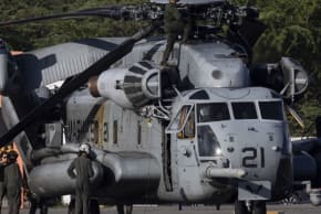 Una tripulación del Cuerpo de Marines de EE. UU. trabaja en un helicóptero CH-53E Super Stallion en la pista del aeropuerto de Mercedita, en Ponce (Puerto Rico), el 15 de enero de 2026.