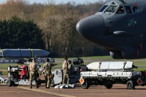 Miembros del personal de tierra trabajan en la carga de misiles de crucero en un Boeing B-52 Stratofortress de la Fuerza Aérea de los Estados Unidos en la base aérea de la RAF Fairford, utilizada por personal de la Fuerza Aérea de los Estados Unidos (USAF)