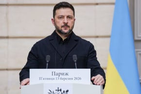 El presidente de Ucrania, Volodymyr Zelensky, pronuncia un discurso durante una rueda de prensa conjunta con el presidente de Francia, Emmanuel Macron, en el Palacio del Elíseo de París, el 13 de marzo de 2026.