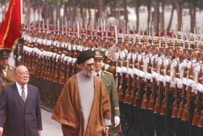 Lazos de larga data: El entonces presidente iraní, Ali Jamenei, pasa revista a una guardia de honor frente al Gran Salón del Pueblo de Pekín durante una visita oficial a China, en 1989.