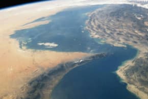 Esta imagen muestra el estrecho de Ormuz, situado entre el golfo Pérsico y el golfo de Omán. El estrecho de Ormuz se extiende entre Irán y los Emiratos Árabes Unidos, 2004. 