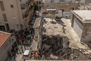 La escena en la que un misil balístico iraní impactó contra un edificio en el centro de Israel, el 22 de marzo de 2026