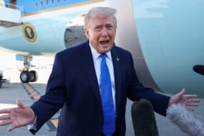 El presidente de Estados Unidos, Donald Trump, habla con los medios de comunicación antes de partir de West Palm Beach a bordo del Air Force One, Florida, EE. UU., 23 de marzo de 2026 