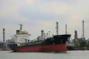 Un barco atraviesa el estrecho de Ormuz. 