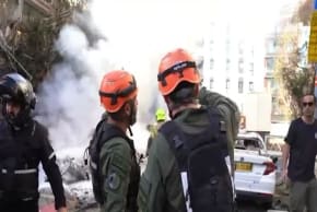 Personal de búsqueda y rescate de las Fuerzas de Defensa de Israel (FDI) y otros servicios de emergencia intervienen en el lugar de los impactos tras el lanzamiento de un misil iraní, en el centro de Israel, el 24 de marzo de 2026. 