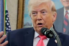El presidente de Estados Unidos, Donald Trump, pronuncia unas palabras durante la ceremonia de toma de posesión de Markwayne Mullin como secretario del Departamento de Seguridad Nacional (DHS), celebrada en la Casa Blanca, en Washington D. C. (EE. UU.), el 24 de marzo de 2026. 