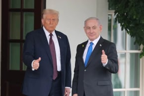 El presidente de Estados Unidos, Donald Trump, y el primer ministro israelí, Benjamin Netanyahu, levantan el pulgar en señal de aprobación en la Casa Blanca, en Washington D. C. (Estados Unidos), el 29 de septiembre de 2025.