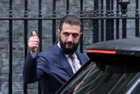 El presidente sirio Ahmed al-Sharaa gesticula frente al número 10 de Downing Street, tras reunirse con el primer ministro británico Keir Starmer, en Londres, Reino Unido, el 31 de marzo de 2026.