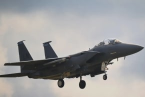 Un McDonnell Douglas F-15E Strike Eagle de la Fuerza Aérea de los Estados Unidos aterriza en la base de la RAF Lakenheath el 22 de julio de 2025 en Lakenheath, Reino Unido.
