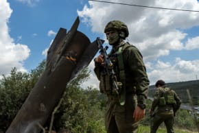 Soldados israelíes junto a un misil iraní incrustado en el suelo el 24 de marzo de 2026 en la localidad palestina de Hares, en Cisjordania. Durante la guerra entre Israel e Irán, los misiles iraníes han sobrevolado habitualmente Cisjordania y, en ocasiones, han caído en ella. 