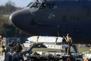 Miembros del personal de tierra trabajan en la carga de un misil de crucero en un Boeing B-52 Stratofortress de la Fuerza Aérea de los Estados Unidos en la base aérea de la RAF Fairford, utilizada por personal de la Fuerza Aérea de los Estados Unidos (USAF), en medio del conflicto