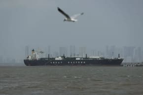 Un pájaro vuela cerca del buque «Jag Vasant», que está descargando GLP en un puerto tras atravesar el estrecho de Ormuz, en medio de las interrupciones en el suministro provocadas por el conflicto entre Estados Unidos, Israel e Irán, en Bombay (India), el 1 de abril de 2026.