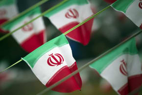 Reuters y otros medios de comunicación extranjeros están sujetos a restricciones impuestas por Irán que les impiden salir de la oficina para informar, grabar o tomar fotografías en Teherán. Se ven banderas nacionales de Irán en una plaza de Teherán el 10 de febrero de 2012. 