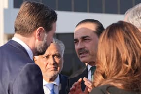 El vicepresidente de EE. UU., JD Vance (a la izquierda), conversa con el jefe de las Fuerzas de Defensa y jefe del Estado Mayor del Ejército de Pakistán, el mariscal de campo Asim Munir (a la derecha), y con el viceprimer ministro y ministro de Asuntos Exteriores de Pakistán, Mohammad Ishaq Dar 