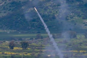 Las baterías antimisiles lanzan misiles de interceptación contra los misiles balísticos lanzados desde el Líbano, como se observa en el norte de Israel, durante la guerra con Irán y Hezbolá y los continuos ataques con misiles contra Israel, el 22 de marzo de 2026. 