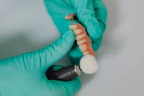 Sometimes it begins with a mild feeling of dryness, but over time it may develop into a real difficulty in chewing, swallowing and even speaking. When it comes to people who use dentures, the effect is felt even more
