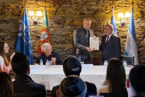 Ambassador Oren Rozenblat receives the recognition from Dr. Luis Andrade.