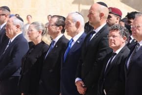 PRIME MINISTER Benjamin Netanyahu and other Israeli officials stand at the Yad Vashem Holocaust Remembrance Day ceremony.