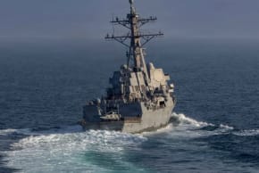 El destructor lanzamisiles de la clase Arleigh Burke USS Frank E. Petersen Jr. navega por el mar Arábigo en una misión de apoyo a la Operación Epic Fury durante la guerra con Irán, en una ubicación no revelada, el 18 de marzo de 2026