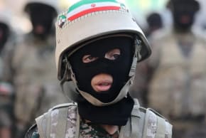 Un miembro de las milicias iraníes (Basij) participa en una marcha contra Israel en Teherán, Irán, el 10 de enero de 2025.