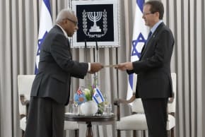 FIJI’S FIRST resident ambassador to Israel: Jesoni Vitusagavulu (L) presents his credentials to President Isaac Herzog, Feb. 3.