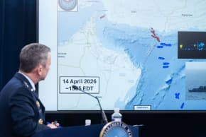 El general Dan Caine, jefe del Estado Mayor Conjunto de EE. UU., habla mientras se muestra un mapa del estrecho de Ormuz durante una rueda de prensa celebrada en el Pentágono, en Washington D. C., el 16 de abril de 2026.