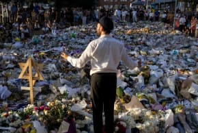 Un rabino dirige un homenaje a las víctimas de un tiroteo masivo durante una celebración judía de Hanukkah en Bondi Beach. 