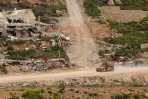 Un vehículo del ejército israelí circula cerca de unas casas destruidas en el sur del Líbano, visto desde una posición situada en el lado israelí de la frontera el 15 de abril de 2026, en el sur del Líbano, Israel. 
