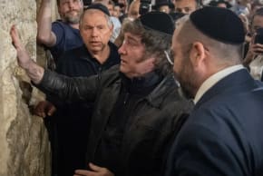 El presidente argentino Javier Milei visita el Muro de las Lamentaciones, en la Ciudad Vieja de Jerusalén, el 9 de junio de 2025