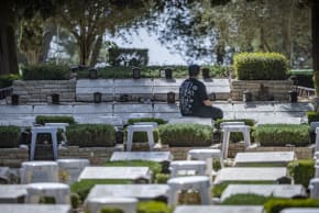 Varias personas visitan las tumbas de los soldados israelíes en el cementerio militar del Monte Herzl, en Jerusalén, el 16 de abril de 2026, unos días antes del Yom HaZikaron (Día del Recuerdo de Israel). 
