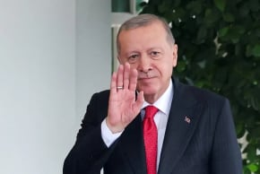 El presidente de Turquía, Recep Tayyip Erdogan, gesticula frente a la Casa Blanca antes de una reunión con el presidente de Estados Unidos, Donald Trump, el 25 de septiembre de 2025. 