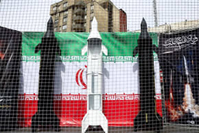 En una calle de Teherán (Irán), el 22 de marzo de 2026, se exhiben maquetas simbólicas de misiles iraníes, en medio del conflicto entre Estados Unidos, Israel e Irán.