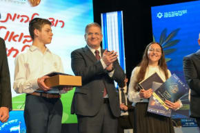 Hodaya Cohen and Akiva Schreier during the World Tanach Quiz 2026.