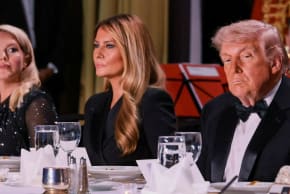 El presidente de Estados Unidos, Donald Trump, y la primera dama, Melania Trump, junto a la secretaria de prensa de la Casa Blanca, Karoline Leavitt, asisten a la cena anual de la Asociación de Corresponsales de la Casa Blanca en Washington D. C., EE. UU., el 25 de abril de 2026.