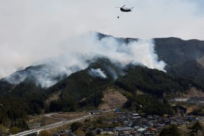  A helicopter conducts firefighting operations as wildfires continue in Otsuchi, Iwate Prefecture, Japan, April 26, 2026. 