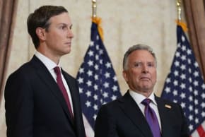 Jared Kushner y Steve Witkoff, enviado especial para misiones de paz, escuchan al vicepresidente JD Vance mientras habla durante una rueda de prensa tras reunirse con representantes de Pakistán e Irán, el domingo 12 de abril de 2026, en Islamabad, Pakitan