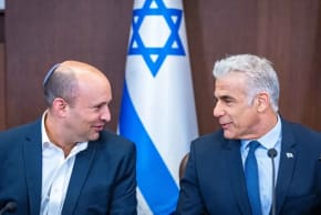 Naftali Bennett y Yair Lapid celebran una reunión del Consejo de Ministros en la Oficina del Primer Ministro en Jerusalén, el 18 de septiembre de 2022; imagen ilustrativa.