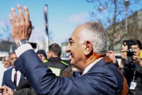 Reza Pahlavi, hijo exiliado del último sha de Irán y figura de la oposición iraní, manchado con una sustancia roja, se marcha tras una rueda de prensa celebrada en la sede de la Bundespressekonferenz en Berlín, Alemania, el 23 de abril de 2026.