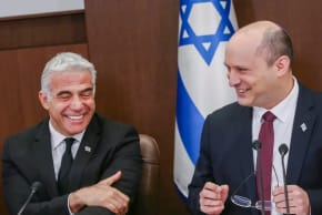 El primer ministro israelí, Naftali Bennett, y el ministro de Asuntos Exteriores, Yair Lapid, durante una reunión del Consejo de Ministros celebrada en la Oficina del Primer Ministro en Jerusalén el 19 de junio de 2022.