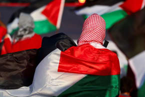 Manifestantes pro-palestinos se reúnen en la playa de Zuiderstrand, durante una protesta contra la violencia en Gaza, al margen de la Cumbre de la OTAN, en La Haya (Países Bajos), el 24 de junio de 2025. 