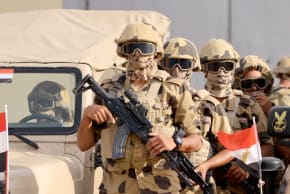 Militares montan guardia el día de la visita del primer ministro egipcio, Mostafa Madbouly, al paso fronterizo de Rafah, entre Egipto y la Franja de Gaza, en medio del conflicto en curso entre Israel y el grupo islamista palestino Hamás, en Rafah, Egipto, el 31 de octubre de 2023. 