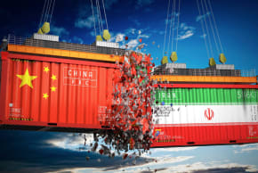 Ilustración de contenedores de carga con las banderas de China e Irán. 